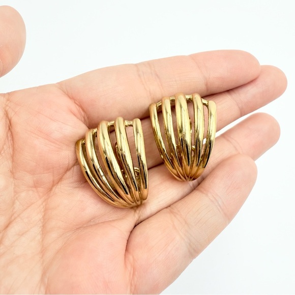 Vintage Crown Trifari Gold Tone Ribbed Fan Shape Signed Clip-On Earrings - Picture 1 of 6